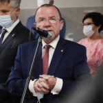 21.06.2022. Kielce. Otwarcie nowego pawilonu szpitalnego w Świętokrzyskim Centrum Psychiatrii. Na zdjęciu (od lewej): senator Krzysztof Słoń, Marek Bogusławski - wicemarszałek województwa świętokrzyskiego / Fot. Wiktor Taszłow - Radio Kielce