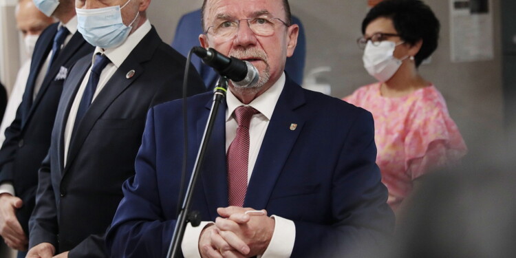 21.06.2022. Kielce. Otwarcie nowego pawilonu szpitalnego w Świętokrzyskim Centrum Psychiatrii. Na zdjęciu (od lewej): senator Krzysztof Słoń, Marek Bogusławski - wicemarszałek województwa świętokrzyskiego / Fot. Wiktor Taszłow - Radio Kielce