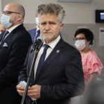 21.06.2022. Kielce. Otwarcie nowego pawilonu szpitalnego w Świętokrzyskim Centrum Psychiatrii. Na zdjęciu (od lewej): Marek Bogusławski - wicemarszałek województwa świętokrzyskiego, Piotr Kiełbowski - dyrektor Świętokrzyskiego Centrum Psychiatrii, senator Krzysztof Słoń / Fot. Wiktor Taszłow - Radio Kielce