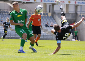 22.06.2022. Kielce. Mecz sparingowy: Korona Kielce - Radomiak Radom. Na zdjęciu (z prawej): Jacek Kiełb / Fot Wiktor Taszłow / Radio Kielce