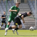 22.06.2022. Kielce. Mecz sparingowy: Korona Kielce - Radomiak Radom. Na zdjęciu (z prawej): Jakub Łukowski / Fot Wiktor Taszłow / Radio Kielce