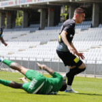 22.06.2022. Kielce. Mecz sparingowy: Korona Kielce - Radomiak Radom. Na zdjęciu (od lewej): Jacek Kiełb i Oskar Sewerzyński / Fot Wiktor Taszłow / Radio Kielce