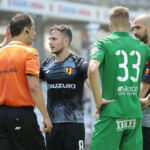 22.06.2022. Kielce. Mecz sparingowy: Korona Kielce - Radomiak Radom. Na zdjęciu (w środku): Dalibor Takać, (z prawej): Saša Balić / Fot Wiktor Taszłow / Radio Kielce