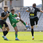 22.06.2022. Kielce. Mecz sparingowy: Korona Kielce - Radomiak Radom. Na zdjęciu (z lewej): Hubert Szulc, (z prawej): Jacek Kiełb / Fot Wiktor Taszłow / Radio Kielce