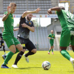 22.06.2022. Kielce. Mecz sparingowy: Korona Kielce - Radomiak Radom. Na zdjęciu (w środku): Luka Zarandia / Fot Wiktor Taszłow / Radio Kielce