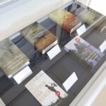 22.06.2022. Kielce. Wernisaż wystawy „Wiesław Myśliwski jubileuszowo" i spotkanie z prof. Stanisławem Bajem. / Fot. Jarosław Kubalski - Radio Kielce