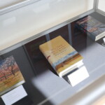 22.06.2022. Kielce. Wernisaż wystawy „Wiesław Myśliwski jubileuszowo" i spotkanie z prof. Stanisławem Bajem. / Fot. Jarosław Kubalski - Radio Kielce