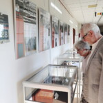 22.06.2022. Kielce. Wernisaż wystawy „Wiesław Myśliwski jubileuszowo" i spotkanie z prof. Stanisławem Bajem. / Fot. Jarosław Kubalski - Radio Kielce