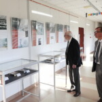 22.06.2022. Kielce. Wernisaż wystawy „Wiesław Myśliwski jubileuszowo" i spotkanie z prof. Stanisławem Bajem. / Fot. Jarosław Kubalski - Radio Kielce