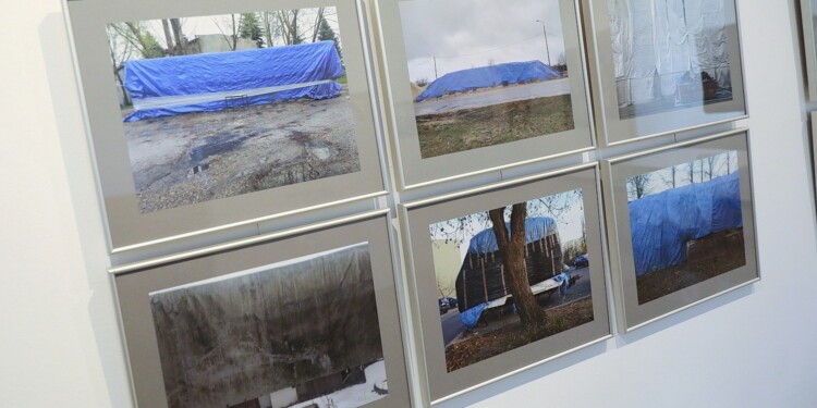 24.06.2022. Kielce. BWA. Wystawa "Mona Wiśniewska TYPOLOGIE / ZINY / KOLAŻE" / Fot. Wiktor Taszłow - Radio Kielce