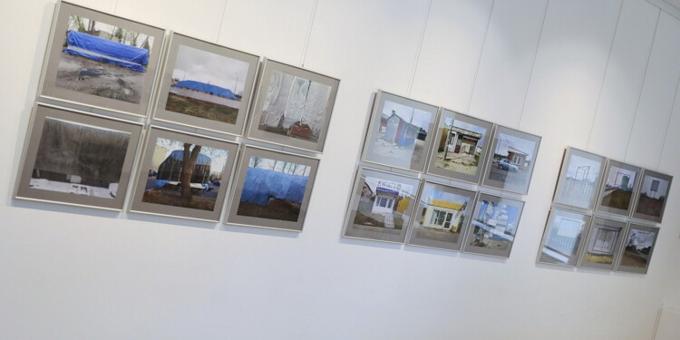 24.06.2022. Kielce. BWA. Wystawa "Mona Wiśniewska TYPOLOGIE / ZINY / KOLAŻE" / Fot. Wiktor Taszłow - Radio Kielce