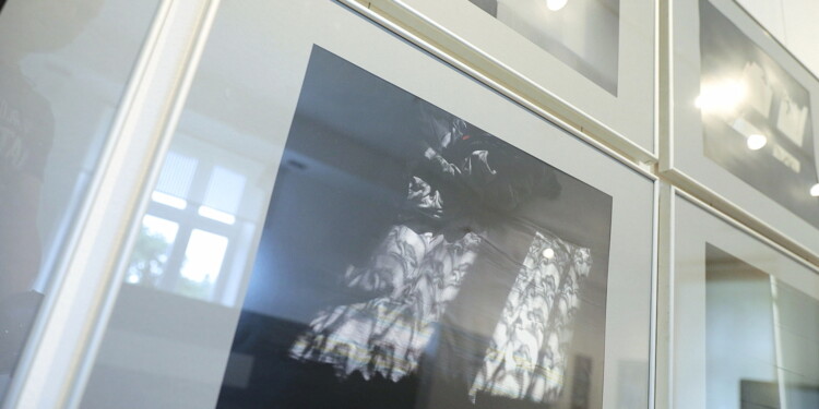 24.06.2022. Kielce. BWA. Wystawa "Mona Wiśniewska TYPOLOGIE / ZINY / KOLAŻE" / Fot. Wiktor Taszłow - Radio Kielce