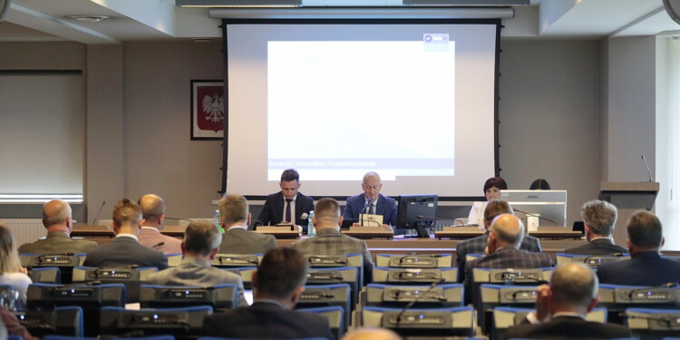 24.06.2022. Kielce. Sesja Rady Powiatu w Kielcach. Na zdjęciu (od lewej): Kamil Piasecki - wiceprzewodniczący rady, Jacek Kuzia - przewodniczący rady/ Fot. Wiktor Taszłow - Radio Kielce