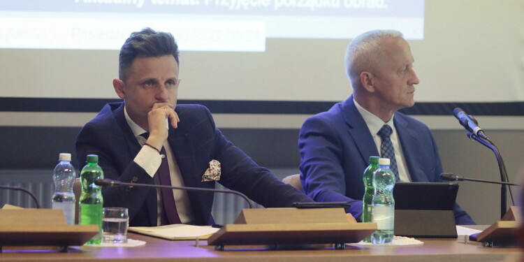 24.06.2022. Kielce. Sesja Rady Powiatu w Kielcach. Na zdjęciu (od lewej): Kamil Piasecki - wiceprzewodniczący rady, Jacek Kuzia - przewodniczący rady/ Fot. Wiktor Taszłow - Radio Kielce
