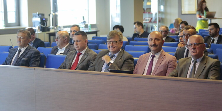 24.06.2022. Kielce. Sesja Rady Powiatu w Kielcach. Na zdjęciu (od lewej): Mirosław Gębski - starosta kielecki, Cezary Majcher - członek zarządu powiatu, Tomasz Pleban - wicestarosta kielecki, Mariusz Ściana - członek zarządu powiatu, Stefan Bąk- członek zarządu powiatu / Fot. Wiktor Taszłow - Radio Kielce