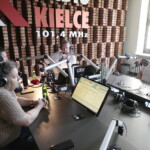 24.06.2022. Sportowa Debata Radia Kielce. Na zdjęciu (od lewej): Paweł Kotwica - dziennikarz sportowy, Jarosław Karyś - przewodniczący rady miasta, Marek Cender - Radio Kielce, Anna Kibortt - wiceprzewodnicząca rady miasta / Fot. Wiktor Taszłow - Radio Kielce