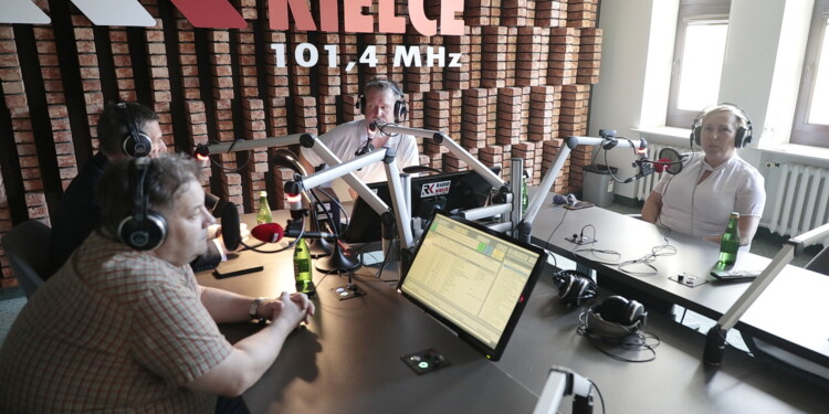 24.06.2022. Sportowa Debata Radia Kielce. Na zdjęciu (od lewej): Paweł Kotwica - dziennikarz sportowy, Jarosław Karyś - przewodniczący rady miasta, Marek Cender - Radio Kielce, Anna Kibortt - wiceprzewodnicząca rady miasta / Fot. Wiktor Taszłow - Radio Kielce