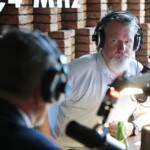 24.06.2022. Sportowa Debata Radia Kielce. Na zdjęciu (od lewej): Jarosław Karyś - przewodniczący rady miasta, Marek Cender - Radio Kielce / Fot. Wiktor Taszłow - Radio Kielce