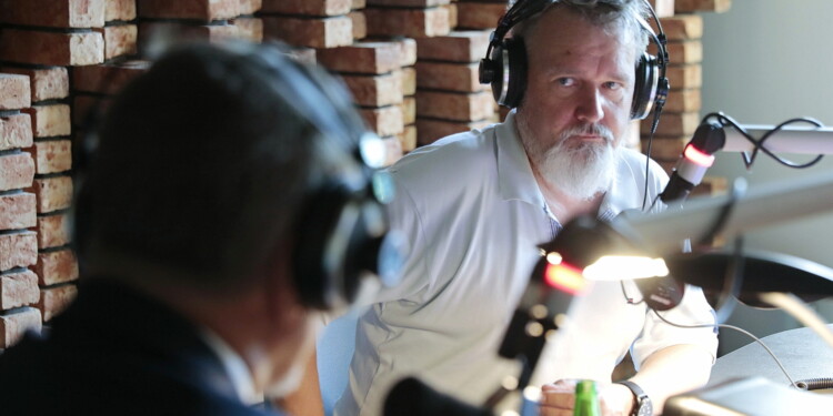 24.06.2022. Sportowa Debata Radia Kielce. Na zdjęciu (od lewej): Jarosław Karyś - przewodniczący rady miasta, Marek Cender - Radio Kielce / Fot. Wiktor Taszłow - Radio Kielce
