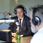 24.06.2022. Sportowa Debata Radia Kielce. Na zdjęciu (od lewej): Jarosław Karyś - przewodniczący rady miasta, Marek Cender - Radio Kielce / Fot. Wiktor Taszłow - Radio Kielce