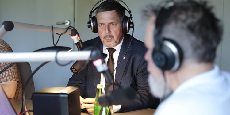 24.06.2022. Sportowa Debata Radia Kielce. Na zdjęciu (od lewej): Jarosław Karyś - przewodniczący rady miasta, Marek Cender - Radio Kielce / Fot. Wiktor Taszłow - Radio Kielce