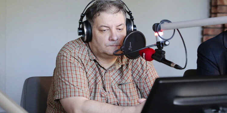 24.06.2022. Sportowa Debata Radia Kielce. Na zdjęciu: Paweł Kotwica - dziennikarz sportowy / Fot. Wiktor Taszłow - Radio Kielce