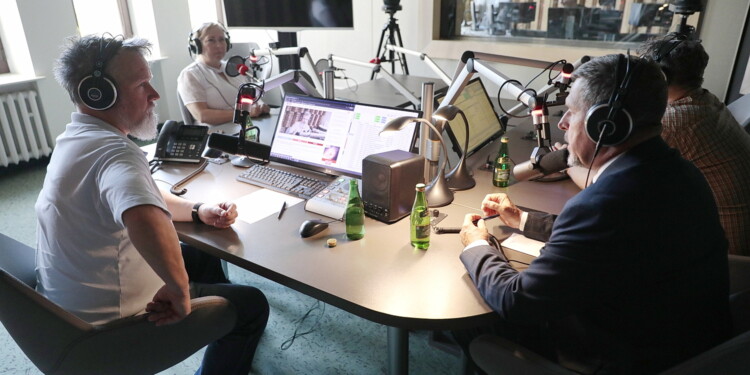 24.06.2022. Sportowa Debata Radia Kielce. Na zdjęciu (od lewej): Marek Cender - Radio Kielce, Anna Kibortt - wiceprzewodnicząca rady miasta, Jarosław Karyś - przewodniczący rady miasta, Paweł Kotwica - dziennikarz sportowy / Fot. Wiktor Taszłow - Radio Kielce