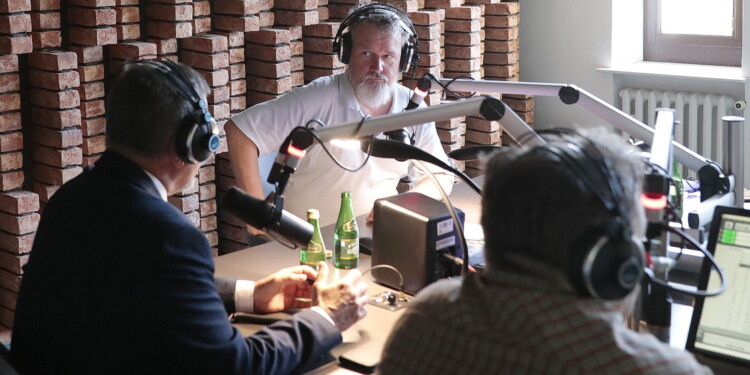 24.06.2022. Sportowa Debata Radia Kielce. Na zdjęciu (od lewej): Jarosław Karyś - przewodniczący rady miasta, Marek Cender - Radio Kielce / Fot. Wiktor Taszłow - Radio Kielce