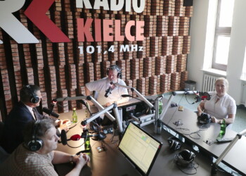 24.06.2022. Sportowa Debata Radia Kielce. Na zdjęciu (od lewej): Jarosław Karyś - przewodniczący rady miasta, Paweł Kotwica - dziennikarz sportowy, Marek Cender - Radio Kielce, Anna Kibortt - wiceprzewodnicząca rady miasta / Fot. Wiktor Taszłow - Radio Kielce