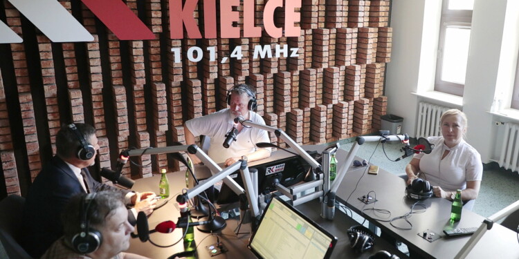 24.06.2022. Sportowa Debata Radia Kielce. Na zdjęciu (od lewej): Jarosław Karyś - przewodniczący rady miasta, Paweł Kotwica - dziennikarz sportowy, Marek Cender - Radio Kielce, Anna Kibortt - wiceprzewodnicząca rady miasta / Fot. Wiktor Taszłow - Radio Kielce