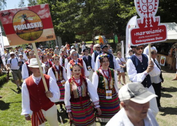 26.06.2022. Tokarnia. Ogólnopolski Festiwal Kultury Ludowej „Jawor u źródeł kultury”. Korowód festiwalowy / Fot. Wiktor Taszłow – Radio Kielce