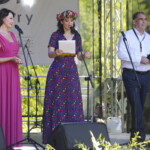 26.06.2022. Tokarnia. Ogólnopolski Festiwal Kultury Ludowej „Jawor u źródeł kultury”. Na zdjęciu: Anna Popek – TVP (z lewej), Magdalena Sitek – Radio Kielce (w środku) i Janusz Knap – prezes Radia Kielce / Fot. Wiktor Taszłow – Radio Kielce