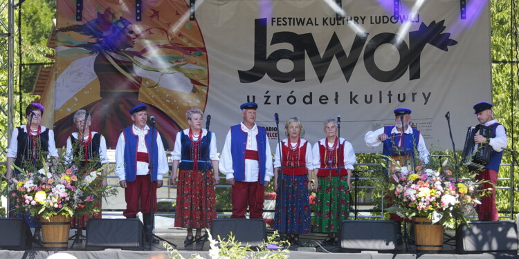 26.06.2022. Tokarnia. Ogólnopolski Festiwal Kultury Ludowej „Jawor u źródeł kultury”. Korowód festiwalowy / Fot. Wiktor Taszłow – Radio Kielce
