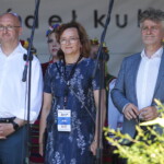 26.06.2022. Tokarnia. Ogólnopolski Festiwal Kultury Ludowej „Jawor u źródeł kultury” – gala wręczenia nagród. Na zdjęciu (od lewej): Piotr Wawrzyk – wiceminister spraw zagranicznych, Agata Wojtyszek – poseł PiS, Krzysztof Słoń – senator PiS / Fot. Wiktor Taszłow – Radio Kielce