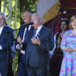 26.06.2022. Tokarnia. Ogólnopolski Festiwal Kultury Ludowej „Jawor u źródeł kultury” – gala wręczenia nagród. Na zdjęciu (od lewej): Andrzej Bętkowski – marszałek województwa świętokrzyskiego, Zbigniew Koniusz – wojewoda świętokrzyski, Krzysztof Lipiec – poseł PiS, Anna Krupka – wiceminister sportu i turystyki / Fot. Wiktor Taszłow – Radio Kielce