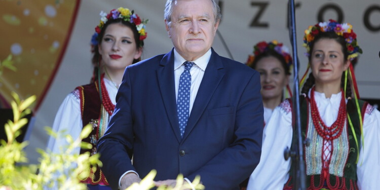 26.06.2022. Tokarnia. Ogólnopolski Festiwal Kultury Ludowej „Jawor u źródeł kultury” – gala wręczenia nagród. Na zdjęciu: Piotr Gliński – minister kultury i dziedzictwa narodowego / Fot. Wiktor Taszłow – Radio Kielce