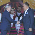 26.06.2022. Tokarnia. Ogólnopolski Festiwal Kultury Ludowej „Jawor u źródeł kultury” – gala wręczenia nagród. Na zdjęciu: Piotr Gliński – minister kultury i dziedzictwa narodowego i Janusz Knap – prezes Radia Kielce / Fot. Wiktor Taszłow – Radio Kielce