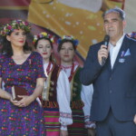 26.06.2022. Tokarnia. Ogólnopolski Festiwal Kultury Ludowej „Jawor u źródeł kultury”. Na zdjęciu: Magdalena Sitek – Radio Kielce oraz Janusz Knap – prezes Radia Kielce / Fot. Wiktor Taszłow – Radio Kielce