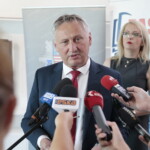 27.06.2022. Kielce. Prezentacja spotu poruszającego tematykę handlu ludźmi. Na zdjęciu (od lewej): Zbigniew Koniusz - wojewoda świętokrzyski i Katarzyna Banasik - prezes stowarzyszenia PASSA / Fot. Wiktor Taszłow - Radio Kielce