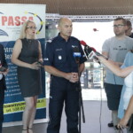 27.06.2022. Kielce. Prezentacja spotu poruszającego tematykę handlu ludźmi. Na zdjęciu (po lewej): Zbigniew Koniusz - wojewoda świętokrzyski, Katarzyna Banasik - prezes stowarzyszenia PASSA i nadinsp. Jarosław Kaleta - komendant wojewódzki policji w Kielcach / Fot. Wiktor Taszłow - Radio Kielce