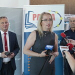 27.06.2022. Kielce. Prezentacja spotu poruszającego tematykę handlu ludźmi. Na zdjęciu (od lewej): Zbigniew Koniusz - wojewoda świętokrzyski, Katarzyna Banasik - prezes stowarzyszenia PASSA i nadinsp. Jarosław Kaleta - komendant wojewódzki policji w Kielcach / Fot. Wiktor Taszłow - Radio Kielce