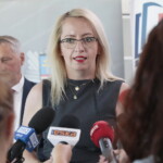 27.06.2022. Kielce. Prezentacja spotu poruszającego tematykę handlu ludźmi. Na zdjęciu (od lewej): Zbigniew Koniusz - wojewoda świętokrzyski i Katarzyna Banasik - prezes stowarzyszenia PASSA / Fot. Wiktor Taszłow - Radio Kielce