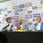 27.06.2022. Kielce. Ogłoszenie nowego sponsora tytularnego dla kieleckich piłkarzy ręcznych. Na zdjęciu (od lewej): Szczepan Ruman - prezes zarządu ŚKSM, Marian Urban - prezes Łomży Industrii Kielce, Tadeusz Dziedzic - wiceprezes Łomży Industrii Kielce / Fot. Wiktor Taszłow - Radio Kielce