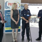 27.06.2022. Kielce. Prezentacja spotu poruszającego tematykę handlu ludźmi. Na zdjęciu (od lewej): Zbigniew Koniusz - wojewoda świętokrzyski, Katarzyna Banasik - prezes stowarzyszenia PASSA, nadinsp. Jarosław Kaleta - komendant wojewódzki policji w Kielcach i nadkom. Kamil Tokarski - rzecznik komendanta wojewódzkiego policji w Kielcach / Fot. Wiktor Taszłow - Radio Kielce