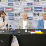 27.06.2022. Kielce. Ogłoszenie nowego sponsora tytularnego dla kieleckich piłkarzy ręcznych. Na zdjęciu (od lewej): Szczepan Ruman - prezes zarządu ŚKSM, Marian Urban - prezes Łomży Industrii Kielce, Tadeusz Dziedzic - wiceprezes Łomży Industrii Kielce / Fot. Wiktor Taszłow - Radio Kielce