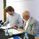 27.06.2022. Kielce. Ogłoszenie nowego sponsora tytularnego dla kieleckich piłkarzy ręcznych. Na zdjęciu (od lewej): Szczepan Ruman - prezes zarządu ŚKSM, Marian Urban - prezes Łomży Industrii Kielce / Fot. Wiktor Taszłow - Radio Kielce