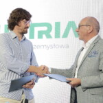 27.06.2022. Kielce. Ogłoszenie nowego sponsora tytularnego dla kieleckich piłkarzy ręcznych. Na zdjęciu (od lewej): Szczepan Ruman - prezes zarządu ŚKSM, Marian Urban - prezes Łomży Industrii Kielce / Fot. Wiktor Taszłow - Radio Kielce