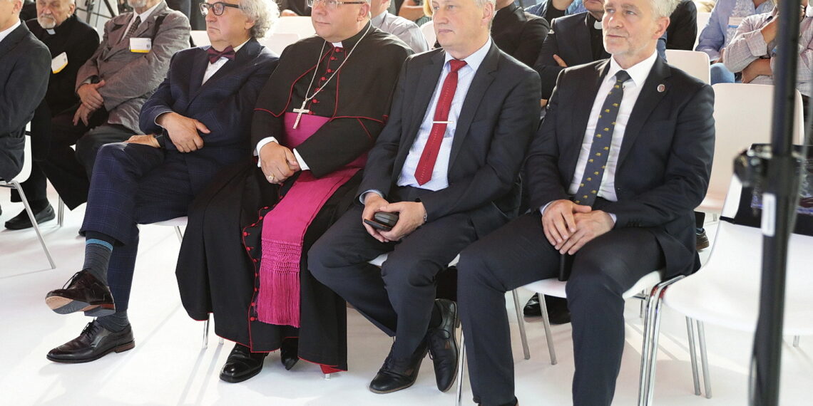 06.06.2022. Kielce. Targi SACROEXPO. Na zdjęciu (od lewej): Andrzej Mochoń - prezes Targów Kielce, ks. Henryk Jagodziński - nuncjusz apostolski w Ghanie, Zbigniew Koniusz - wojewoda świętokrzyski i Krzysztof Słoń - senator PiS Fot. Wiktor Taszłow / Radio Kielce