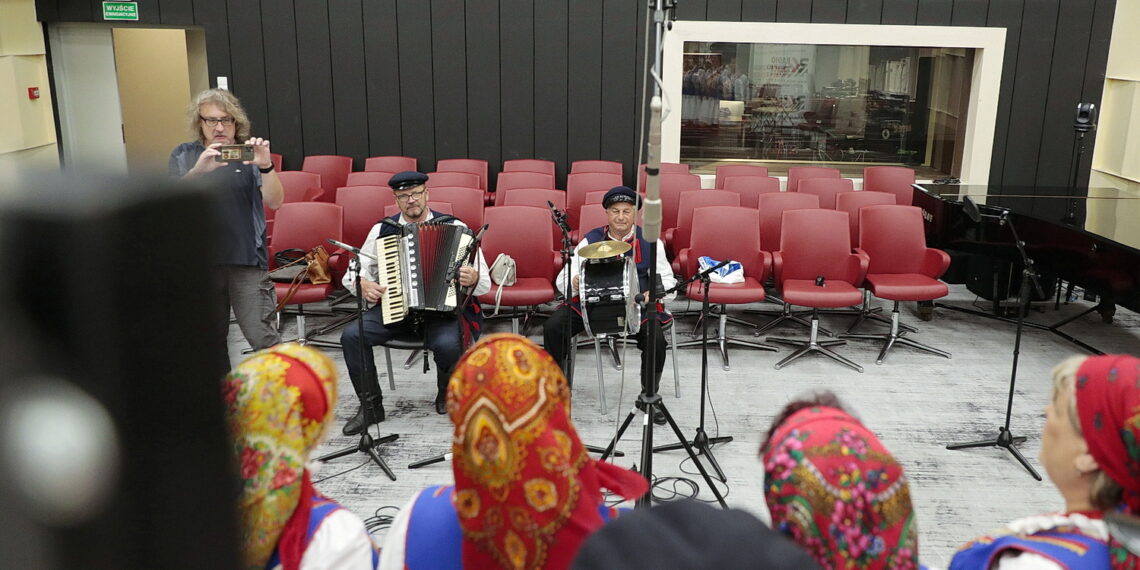 08.06.2022.  Studio Gram. Zespół Pieśni i Tańca ze Strawczynka / Fot. Wiktor Taszłow / Radio Kielce