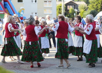 „Jawor u źródeł kultury. Zaproszenie” w Skarżysku Kościelnym. Muzyka ludowa porwała do tańca - Radio Kielce